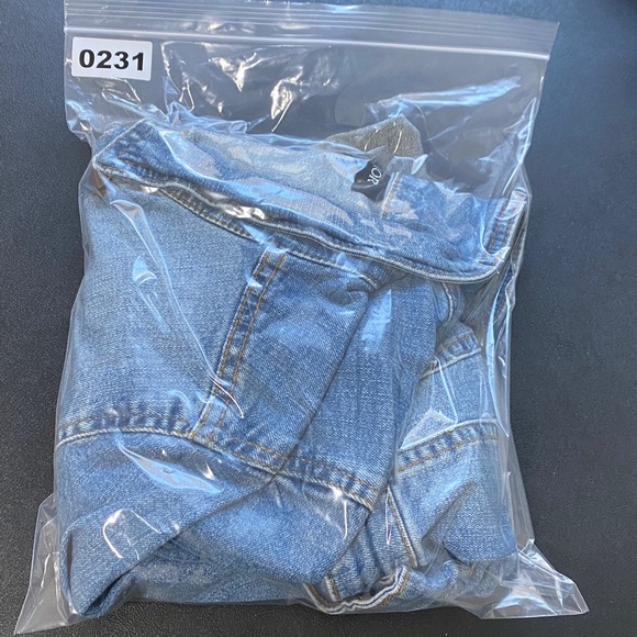 Stylish Women's Blue Denim Jacket - Picture 4 of 4